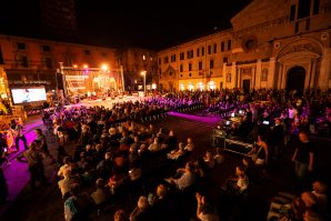 Anche la quinta serata dei Mercoledì Rosa si chiude con una pacifica invasione del centro